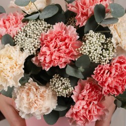 cvety v korobke diantusy s evkaliptom 7